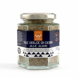 Indicato per carni, pesce e verdure. Sale Dolce di Cervia e Quercia Marina, accompagnati da Erbe Aromatiche esclusivamente fresche perché conservino tutti gli aromi e profumi naturali, qui sapientemente dosati secondo la tradizione salinara. La Quercia Marina (nota anche come Fucus), alga che contiene iodio organico importante per il benessere dell’organismo, arricchisce questo condimento dall’aroma inconfondibile.