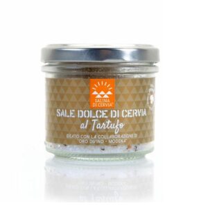 IDEALE PER CONDIRE CARNE, PESCE, VERDURE, UOVA, RISOTTI. OTTIMO ABBINATO AI FORMAGGI MOLLI O STAGIONATI. SORPRENDENTE SULGELATO ALLA CREMA. Il Tartufo è ingrediente di nobile tradizione, da sempre utilizzato in cucinaquando si vuole ottenere pietanze dal sapore e profumo di inconfondibile intensità. Qui abbinato al Sale Dolce di Cervia per ottenere un aromatico di grande pregio e spiccata personalità, in grado si esaltare qualsiasi ricetta nella quale si vuol far risaltare l’aroma del Tartufo che ben si presta alla creazione dei piatti più fantasiosi. Il Tartufo italiano più profumato viene tagliato in sottili lamelle e lasciato riposare, assieme alle essenze di conforto, in compagnia del Sale Dolce di Cervia per ottenere il giusto grado di disidratazione e la contemporanea lenta cessione dell’aroma dal Tartufo al Sale che ne diventa intriso e pervaso. Subito posto nei vasetti in vetro perchè non si disperda nulla del fragrante aroma, è pronto per diventare prezioso condimento nei più svariati e gustosissimi abbinamenti.