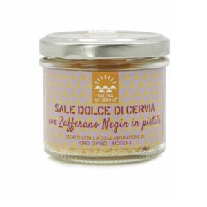 L'Oro Bianco di Cervia si unisce all'Oro di Persia, per dar vita ad un sale aromatico di grandissimo pregio. I pistilli di Zafferano Negin, di qualità superiore, raccolti a mano come vuole l'antica tradizione, donano al Sale Dolce della millenaria Salina di Cervia un gusto originalissimo. La scelta dello Zafferano di qualità "Negin" è fatta appositamente per proporre la migliore qualità possibile per questa preziosa spezia originaria della Persia (il nome Zafferano deriva infatti dal persiano "Zarparan", letteralmente stigmi d'oro) dove storicamente viene effettuata la coltivazione, la raccolta e la selezione. Raccolto a mano durante i pochi giorni di fioritura annuale, i suoi preziosi stimmi vengono poi fatti essicare e selezionati con estrema cura, in maniera tale che lo Zafferano così ottenuto possa esprimere la più alta qualità sia dal punto di vista della potenza colorante sia dell'aroma. In abbinamento al Sale Dolce di Cervia a creare un sale aromatico di assoluto valore gastronomico ma anche storico, che può essere utilizzato nei più svariati abbinamenti culinari, in grado di offrire un'esperienza sensoriale assolutamente unica. Ideale per condire risotti, carni bianche e rosse, pesce, uova. Ottimo con le grigliate sorprendente con le fritture.