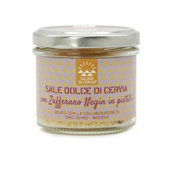 L'Oro Bianco di Cervia si unisce all'Oro di Persia, per dar vita ad un sale aromatico di grandissimo pregio. I pistilli di Zafferano Negin, di qualità superiore, raccolti a mano come vuole l'antica tradizione, donano al Sale Dolce della millenaria Salina di Cervia un gusto originalissimo. La scelta dello Zafferano di qualità "Negin" è fatta appositamente per proporre la migliore qualità possibile per questa preziosa spezia originaria della Persia (il nome Zafferano deriva infatti dal persiano "Zarparan", letteralmente stigmi d'oro) dove storicamente viene effettuata la coltivazione, la raccolta e la selezione. Raccolto a mano durante i pochi giorni di fioritura annuale, i suoi preziosi stimmi vengono poi fatti essicare e selezionati con estrema cura, in maniera tale che lo Zafferano così ottenuto possa esprimere la più alta qualità sia dal punto di vista della potenza colorante sia dell'aroma. In abbinamento al Sale Dolce di Cervia a creare un sale aromatico di assoluto valore gastronomico ma anche storico, che può essere utilizzato nei più svariati abbinamenti culinari, in grado di offrire un'esperienza sensoriale assolutamente unica. Ideale per condire risotti, carni bianche e rosse, pesce, uova. Ottimo con le grigliate sorprendente con le fritture.