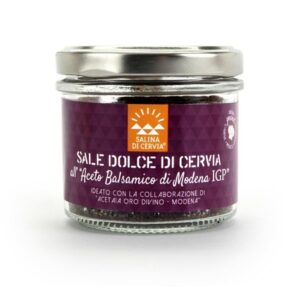 Il Sale Dolce di Cervia all’Aceto Balsamico IGP di Modena nasce dalla collaborazione della Salina di Cervia con “Acetaia Oro Divino” di Marco Castellina, eccellenze della tradizione emiliano-romagnola e connubio ideale per craere questo sale di altissima qualità.Per ottenere questo armonioso sale aromatico, di grande pregio, si procede a saturare il Sale Dolce di Cervia con ottimo aceto balsamico, facendolo maturare in pregiate barrique di quercia. Si procede poi a rabbocchi in asciugatura per ottenere sensazioni aromatiche di alto profilo, al gusto e all’olfatto. Le proprietà del Sale Dolce di Cervia, indicatissime per questa composizione di sale e aceto balsamico, danno origine ad un condimento abboccato e profumato che ricorda i profumi più intensi delle nostre tradizioni. Si consiglia di lasciar riposare questo meraviglioso sale sugli alimenti leggermente umidi per far sì che rilasci gradualmente gli umori balsamici. CONSIGLIATO PER CONDIRE CARNI BIANCHE E ROSSE, PESCE BOLLITO, CROSTACEI, VERDURE CRUDE E INSALATE, FORMAGGI.