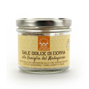Il Sale Dolce di Cervia alla Vaniglia del Madagascar nasce dalla collaborazione della Salina di Cervia con lo chef Domenico Magnifico e con l’istituto alberghiero “Tonino Guerra” di Cervia. Per realizzarlo utilizziamo il nostro Sale Dolce di Cervia unendolo a bacche o baccelli di vaniglia del Madagascar (cosiddetta Bourbon) forse la più pregiata. La Vaniglia o Vainiglia, spezia ricavata dal baccello di una liana erbacea appartenente alla famiglia delle Orchidacee, è l’aroma più famoso al mondo. Il frutto maturo è completamente inodore mentre il suo inconfondibile e pregiato profumo lo acquisisce subendo un processo di fermentazione sulla pianta. Questo prezioso frutto deve il suo inconfondibile profumo alla vanillina, molecola aromatica che conferisce alla vaniglia il suo tipico profumo, la cui intensità varia da pianta a pianta a seconda delle sua origine. La vaniglia Bourbon ha un tasso di vanillina compreso tra 1,6 e 2,4%, il più alto in natura. Per il sale aromatico alla Vaniglia utilizziamo solo vaniglia fresca, che conferisce al sale un sapore dolciastro, un profumo intenso e un aroma ricco che si sprigiona soprattutto con le pietanze calde. CONSIGLIATO PER CONDIRE CARNI DI SUINO, GAMBERI, CAPESANTE, FRUTTI DI MARE, FRITTURE E PESCE IN GENERE, VERDURE, DESSERT E DOLCI. SORPRENDENTE SU DOLCI E DESSERT.