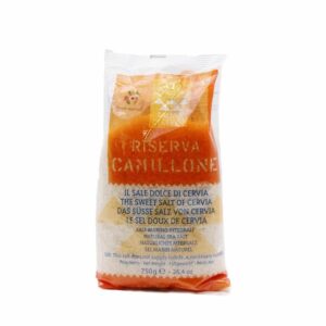 Riserva Camillone, sale marino integrale grezzo, raccolto a mano. Sale marino integrale a grana grossa, prodotto in limitate quantità nella piccola Salina Camillone, esempio unico di produzione artigianale a raccolta multipla, ancora oggi attiva con l’originale sistema millenario di raccolta manuale giornaliera. Presidio Slow Food per il metodo di produzione e di raccolta e per l’eccellenza nella qualità del prodotto. Lasciato asciugare al sole e confezionato grezzo, tal quale. Insuperabile per il pesce in crosta di sale e il pinzimonio.