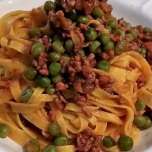 tagliatelle ragu' e piselli